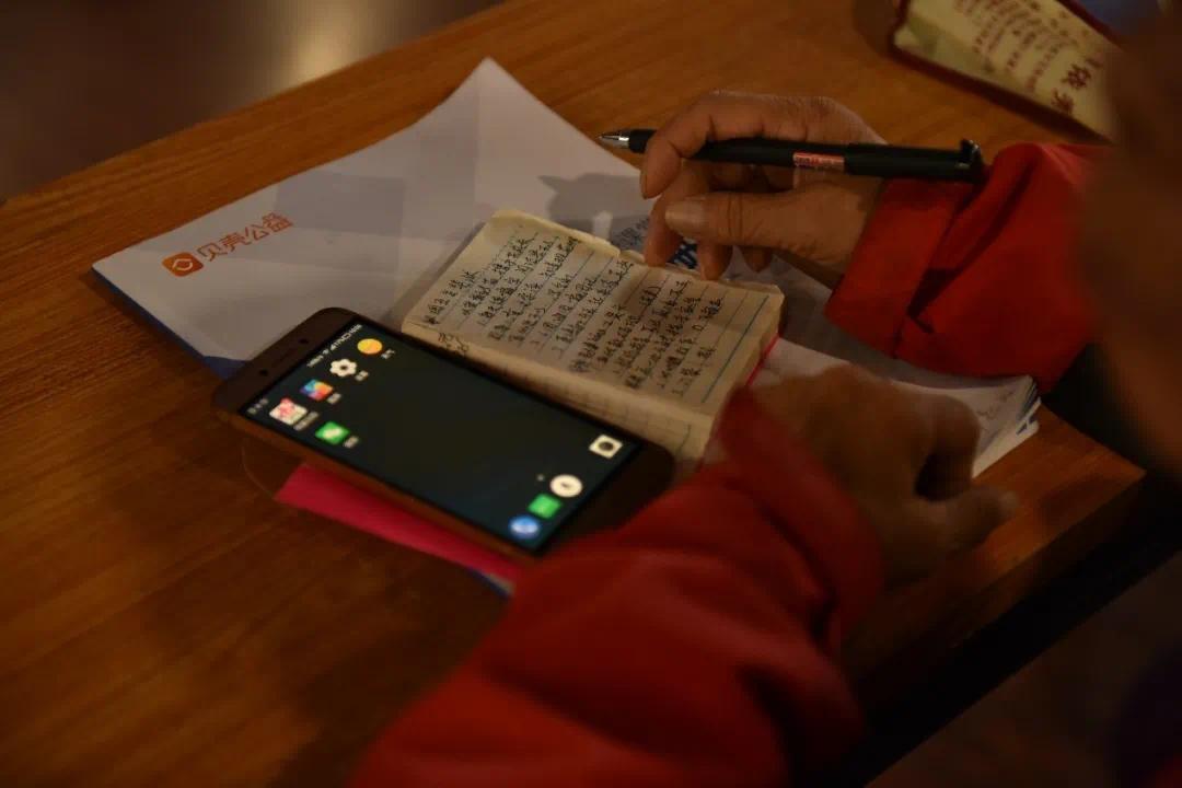 老人们正在学习手机使用方式