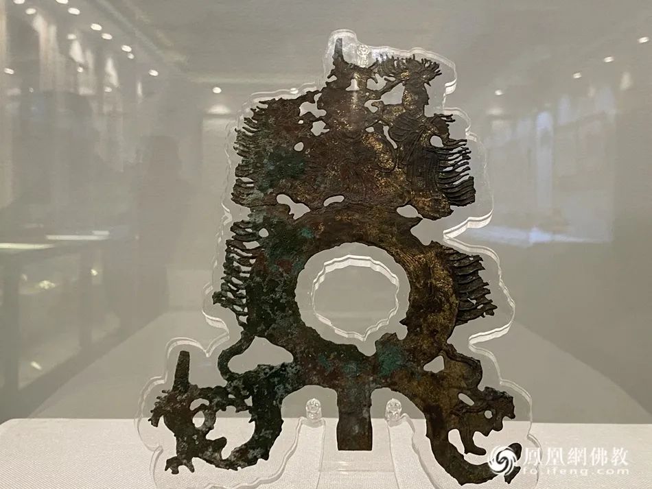 镇馆之宝：汉代双面鎏金线描一佛二弟子摇钱树