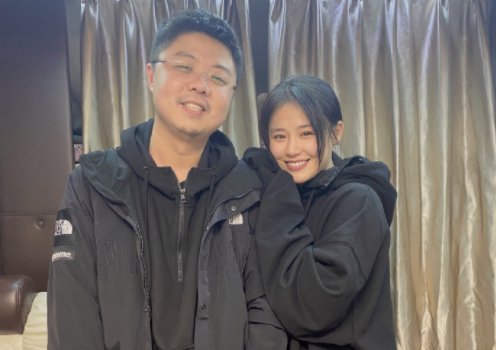 马思纯探班呼兰直喊开心合照帮对方把头p小被调侃