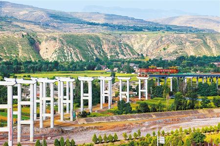 近日，甘肃省重点工程陇西至漳县高速公路全线21座桥梁全面进入梁体架设及灌注阶段。新甘肃&middot;甘肃日报 通讯员 许岗