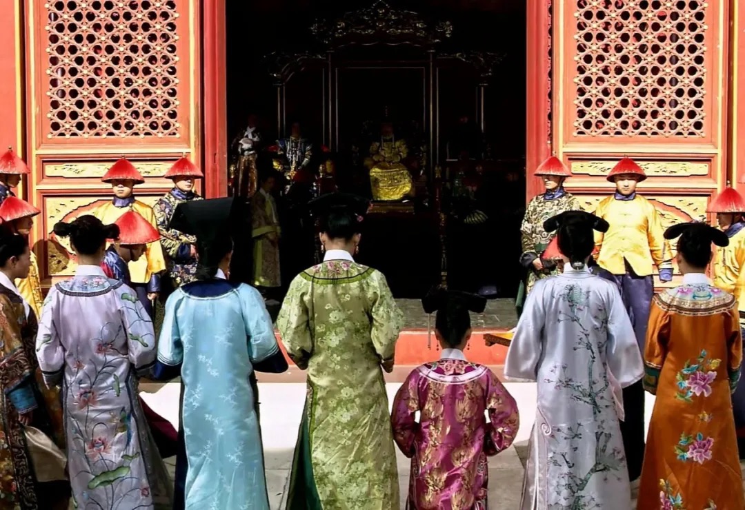 《甄嬛传》中选秀女的场景，这部影视剧给人留下一种印象，仿佛每个秀女都希望被皇帝挑选入宫成为妃嫔一样。但事实上，入宫对这些秀女来说，就等于终身监禁。