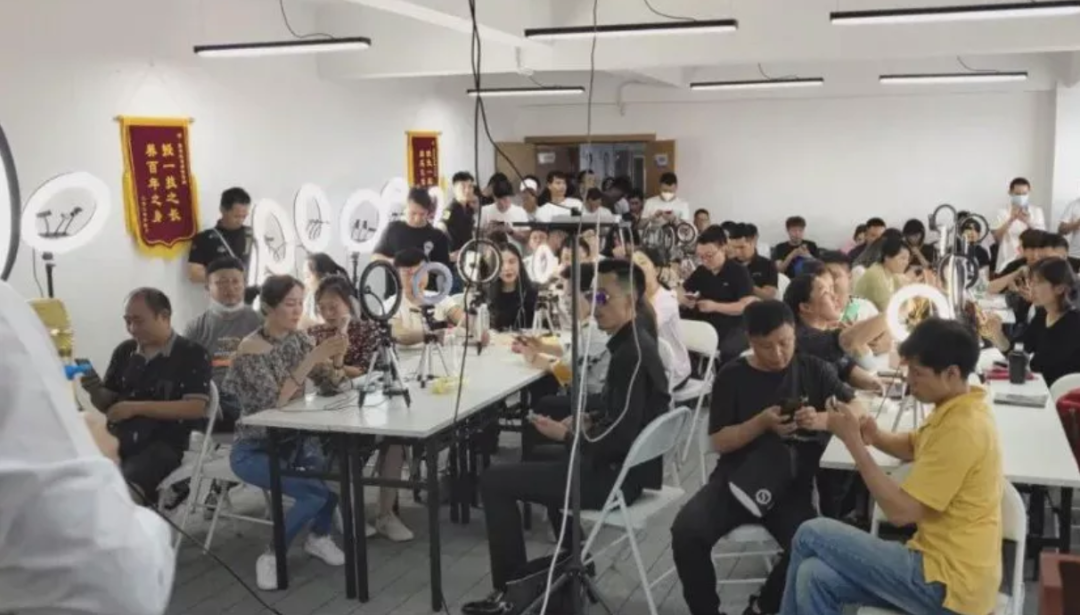 在学习直播的人们。图/网络