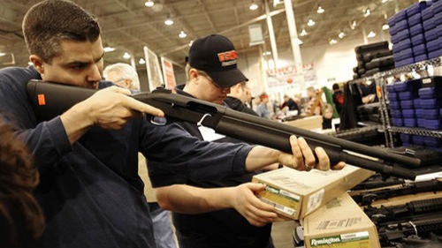 美国民众疯狂囤枪练习射击：让人想起南北战争