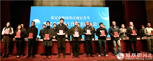 图5：颁发证书。杨佳义/摄