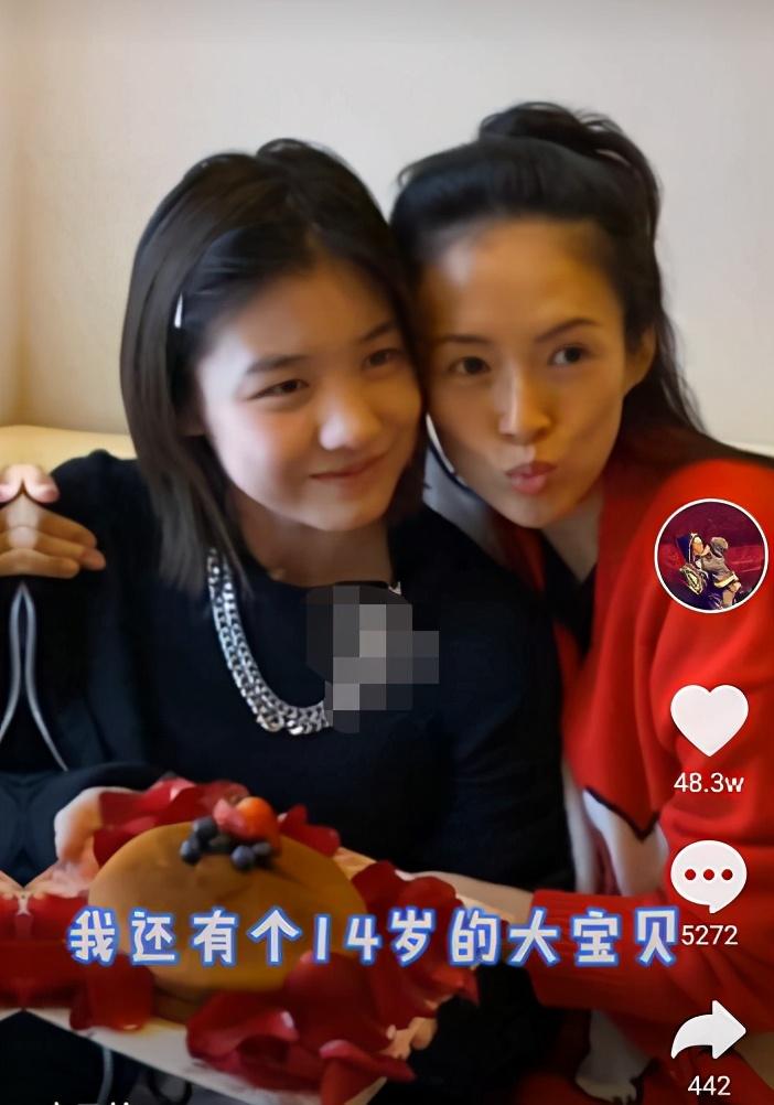 章子怡与小苹果罕见同框。玩变装造型惊艳。和小26岁继女似姐妹