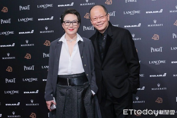 张毅与金马影后老婆杨惠姗共同创办琉璃工房。作品享誉国际