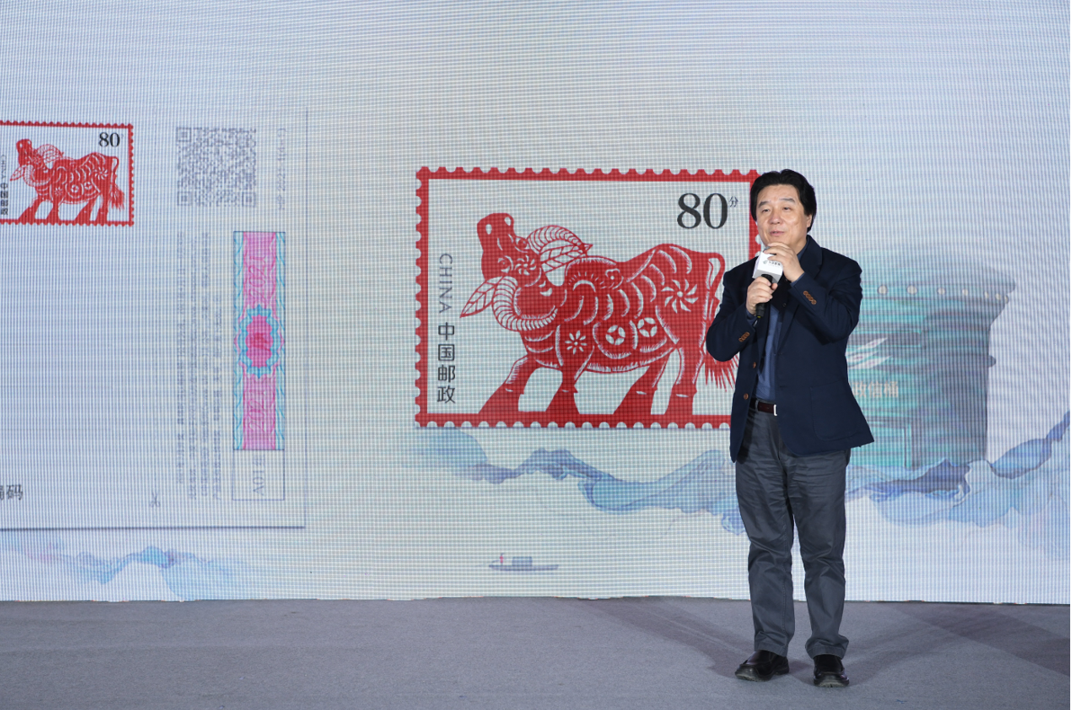 邮票印制局设计总监王虎鸣介绍《牛年快乐》普通明信片邮资图的设计理念