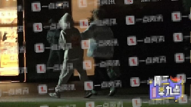 又一爱豆恋情曝光？赵品霖被曝与女友全程挽手回公寓