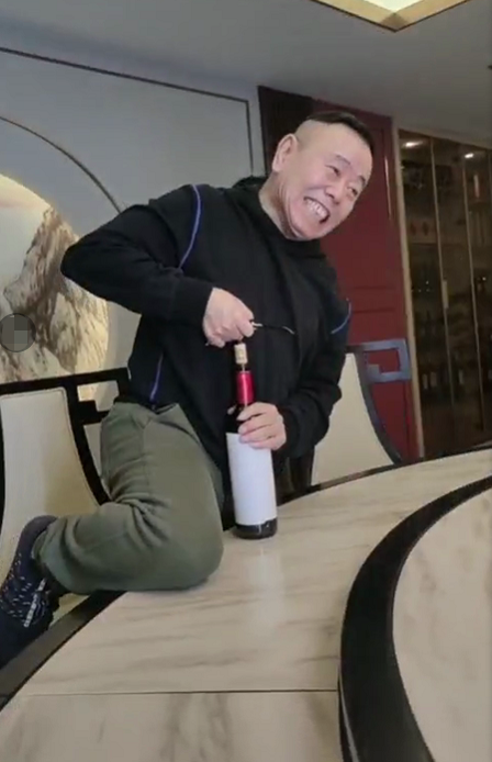 63岁潘长江惹心酸!全身卖力开酒瓶仍失败,带伤坚持拍戏露疲态