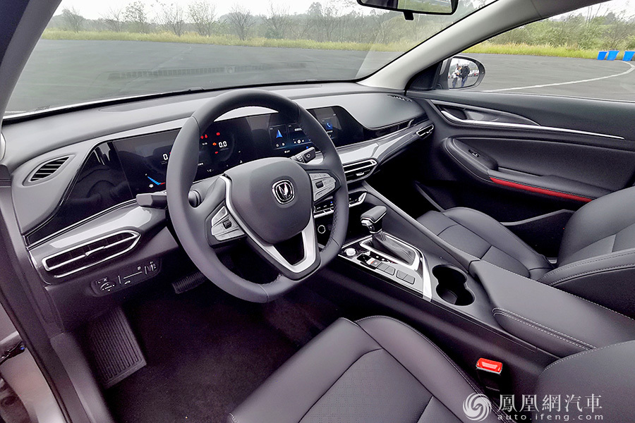 体验长安逸动PLUS百万版1.6L+CVT 家用舒适又省心