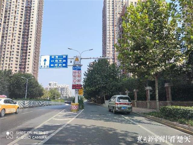 新增非机动车走路面段提示标志，增设地面减速震荡标线