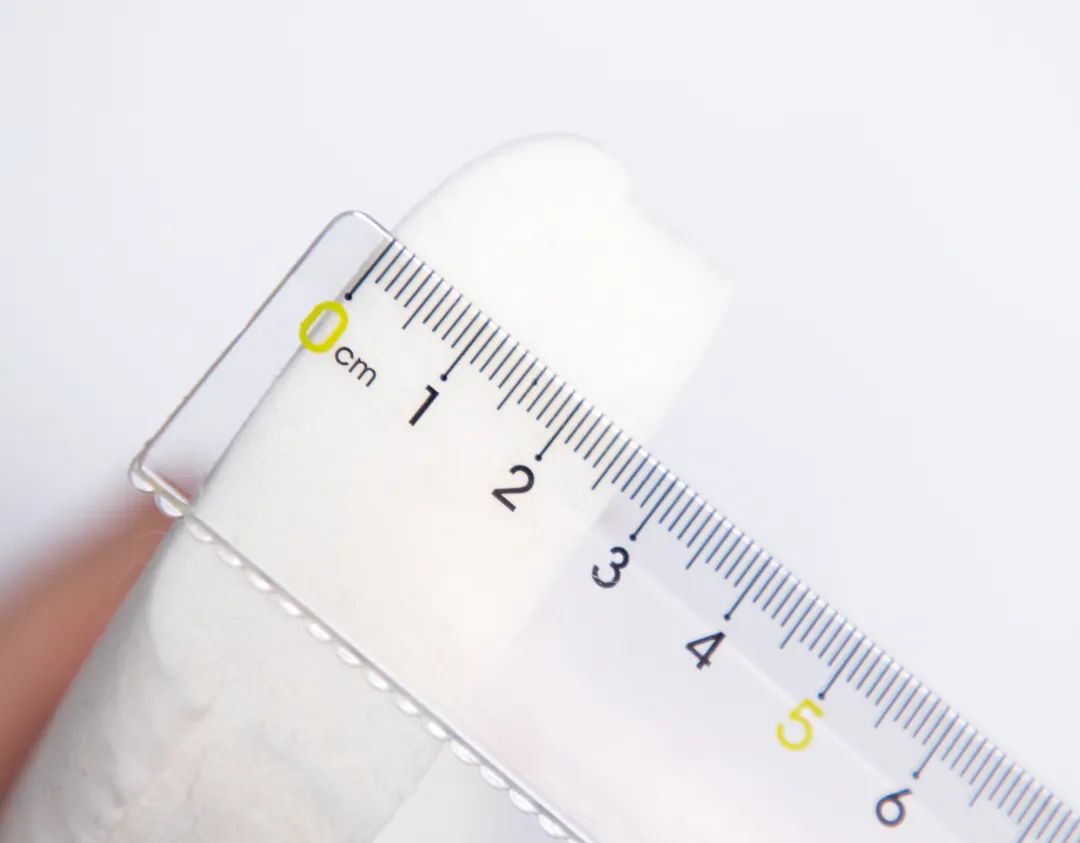 每双一默乳胶拖鞋,都填充了约2.5cm厚的乳胶