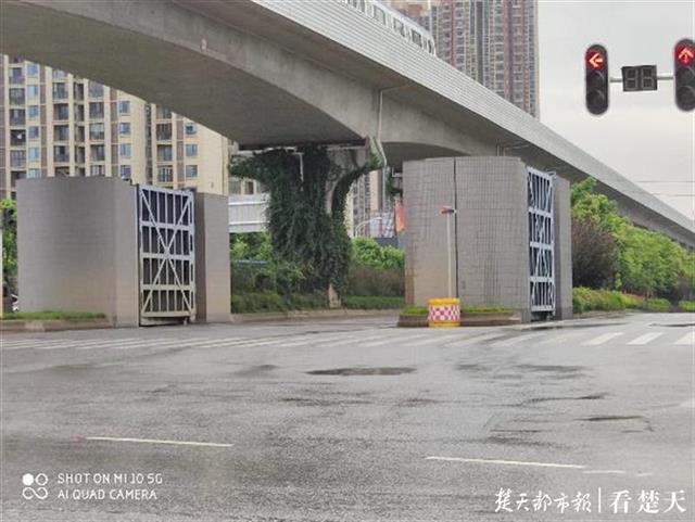 路口南侧中央绿化端头及北出口主辅分隔桥墩处增设防撞桶