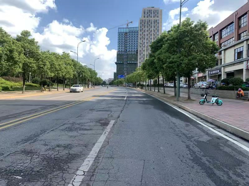 腾辉中路改造前（路面）。均为长沙县城管局供图