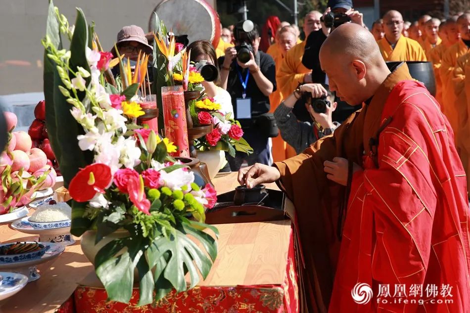 开幕式结束,怡藏法师主法上供法会(图片来源:凤凰网佛教)