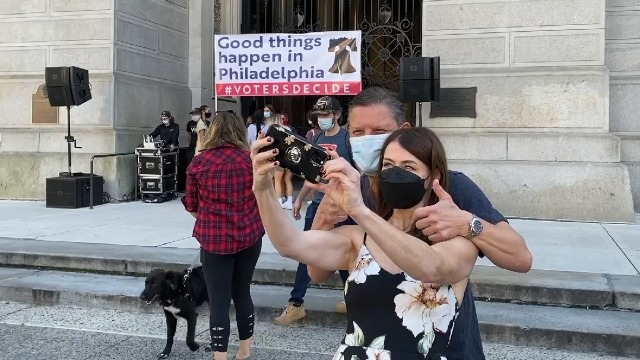 直击拜登胜选时刻 费城全城出街、汽车轰鸣