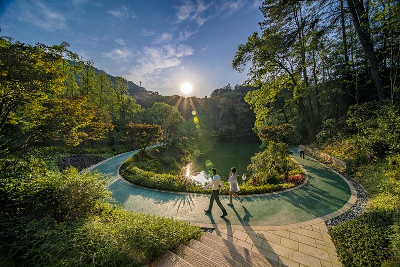 漫步黛湖 秦廷富 摄