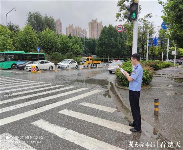 人行横道线复线，中央隔离护栏延长，端头增设靠右行驶标志