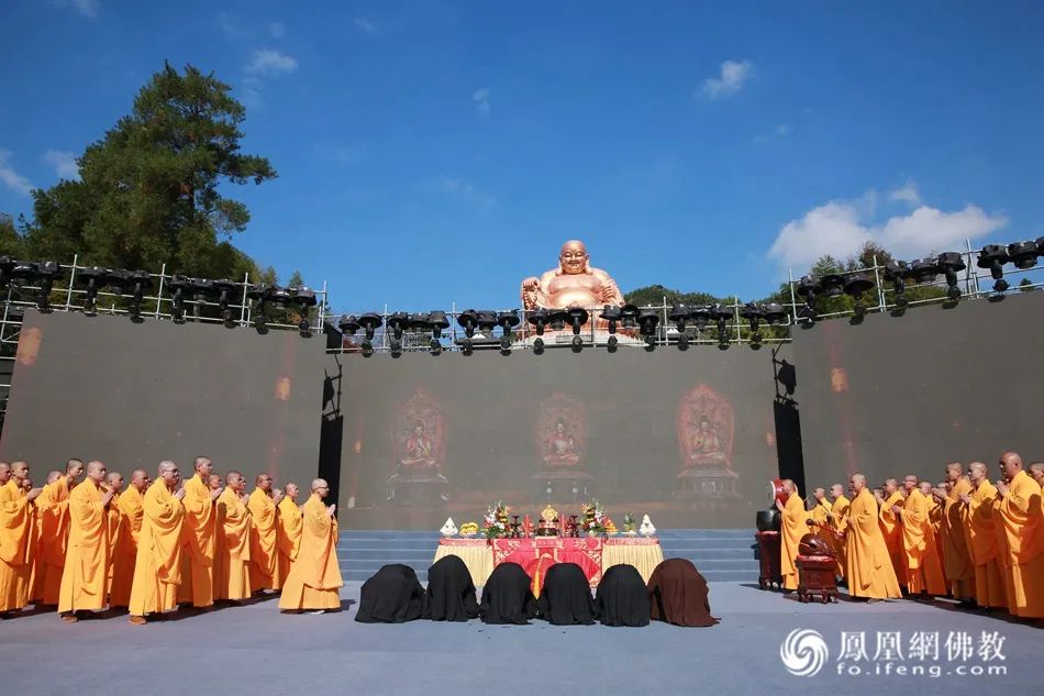 与会四众弟子共同祈愿人民幸福,国运昌隆,天下和乐(图片来源:凤凰网佛教)