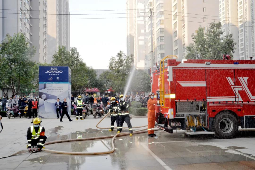 消防员们正在展开救火