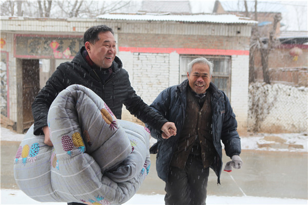 驻村第一书记张卫兵文化扶贫照亮小康路