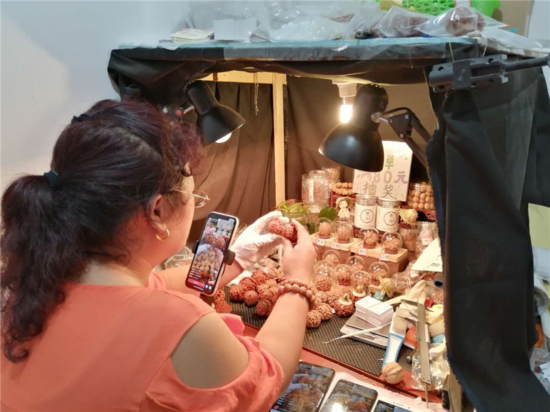在爱尚麻核桃工作室的直播间,主播正在讲解文玩核桃的相关知识。 受访者供图