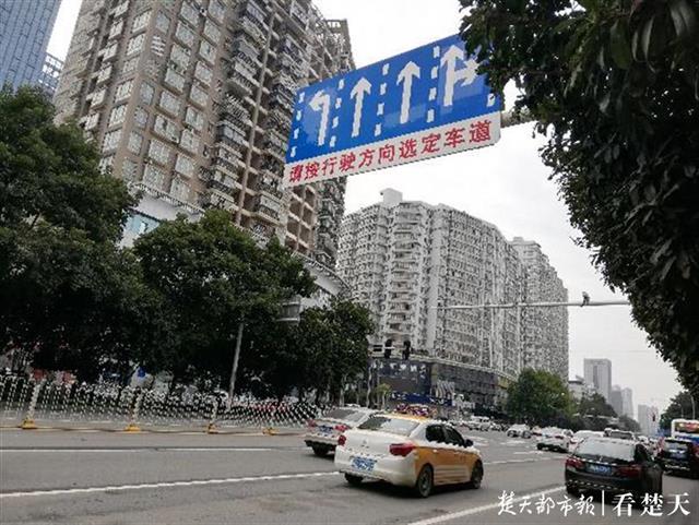 友谊大道才茂街路口，信号灯更换为箭头信号灯，调整路口车辆放行方式，直行、左转分开放行
