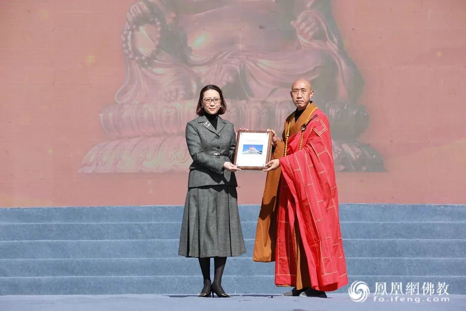 怡藏法师赠送赴台佛像,由台湾中国佛教会理事长净耀法师特邀代表王雪静代表净耀法师接受(图片来源:凤凰网佛教)