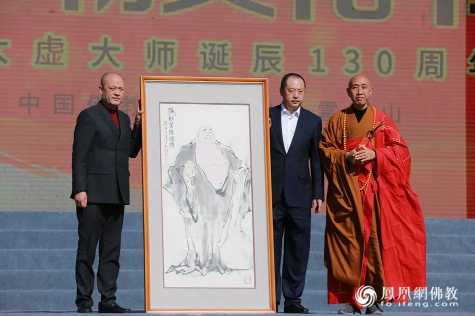 范曾大师弟子李春冬、路雷代表范曾赠画,怡藏大和尚接受范曾画作(图片来源:凤凰网佛教)