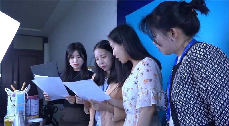 11月9日,君乐宝的主播们正在熟悉各项“双十一”期间的活动政策。 受访者供图