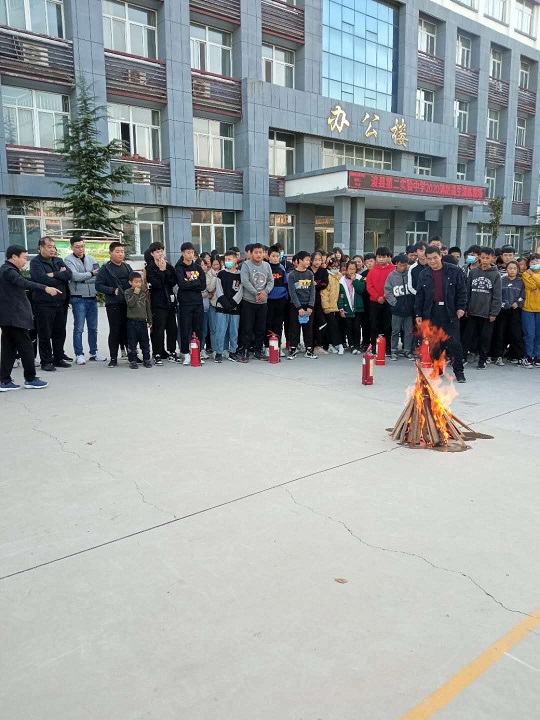 河南浚县第二实验中学举行消防安全演练