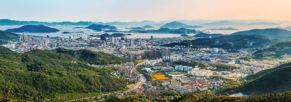 近年来,舟山市定海区深入推进"花园式国际人文港城"建设,生态环境质量