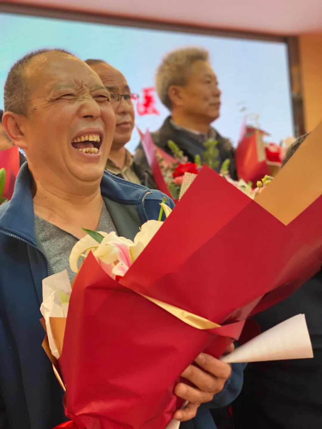 退休职工开心与思绪万千的激动心情