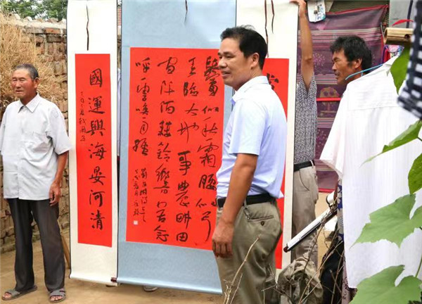 秦景华给群众送中堂画