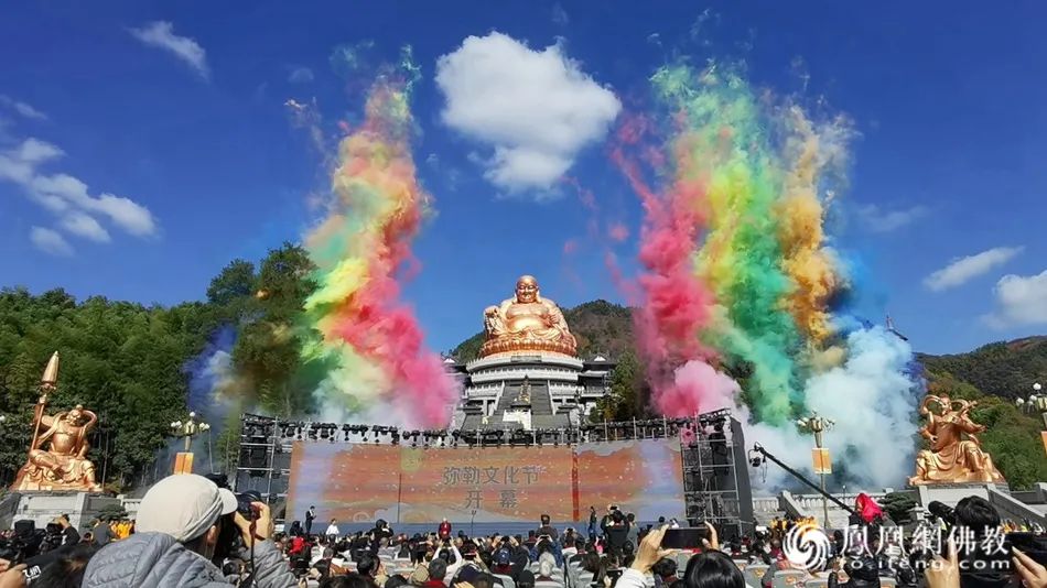 宁波市人大常委会党组副书记、副主任、宁波市委统战部部长胡军宣布开幕(图片来源:凤凰网佛教)