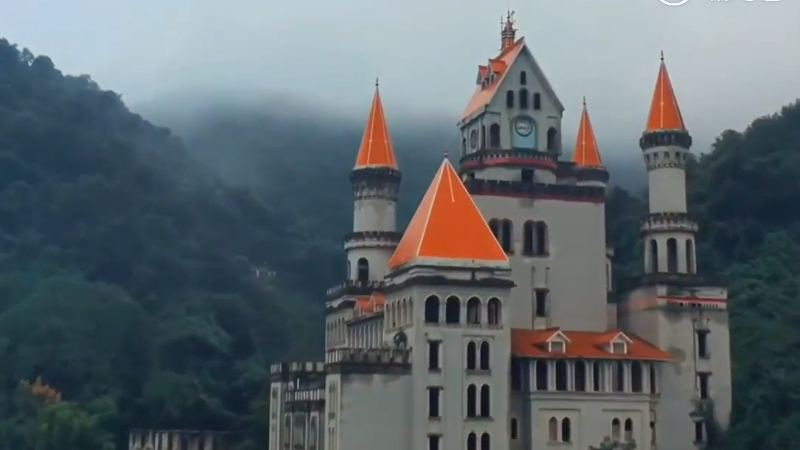 重庆深山废弃的童话城堡每天准时响起钟声墙上各种符号