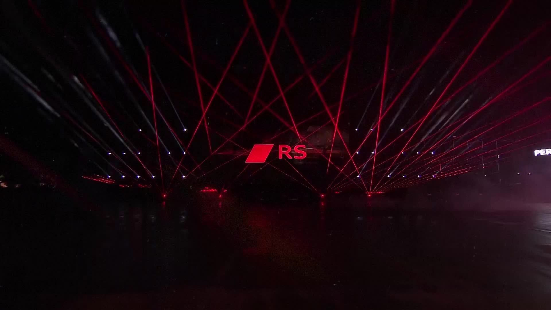 迪丽热巴变身DJ打碟？奥迪RS形象大使就是这么会玩