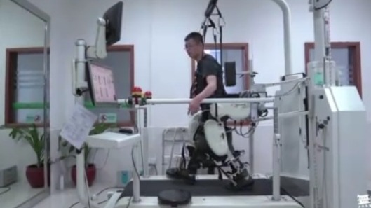 残障人士体验康复中心项目，直言第一次体验走路的感觉特别好