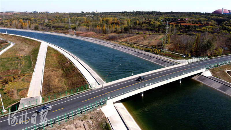 2020年11月2日，在蓝天白云映衬下，南水北调中线工程河北邢台境内，缓缓流淌的渠水与两岸五彩斑斓的景观，构成一幅美丽的画卷。河北日报记者 赵永辉摄影报道