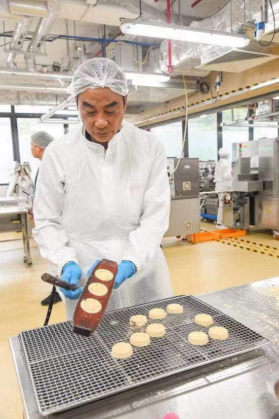 拍摄前，任达华特意去学做杏仁饼。