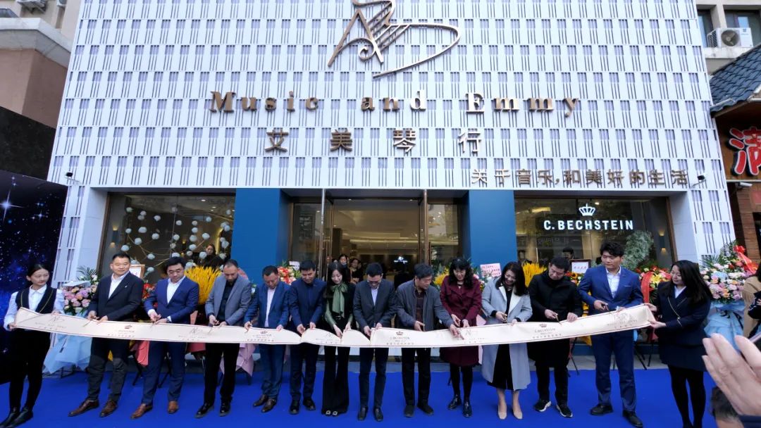 各界贵宾莅临现场参与剪彩仪式