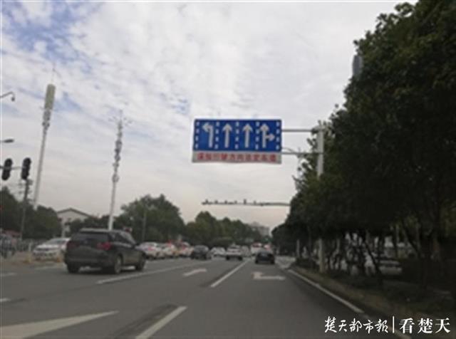 友谊大道铁机路路口，信号灯更换为箭头信号灯，友谊大道直行、左转分开放行
