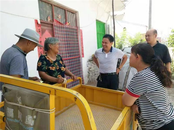 秦景华与王景业（左）夫妇唠家常