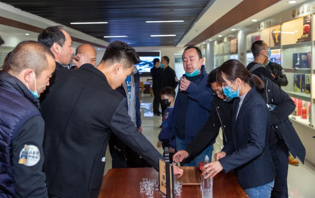 业界专家们把储藏达15年以上的杜康酒比做液体黄金,由此可见其价值