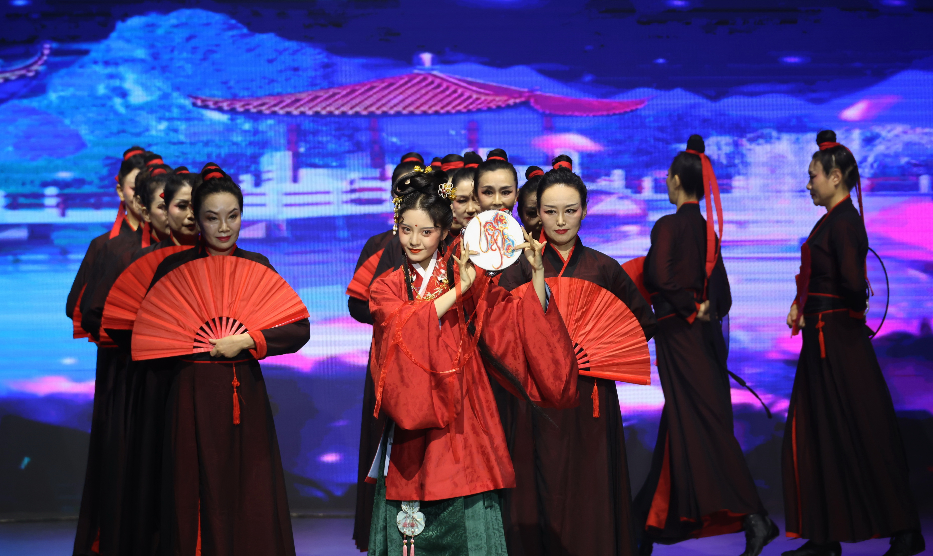 风雅颂演绎中华魅力 “世界华服大会”在武昌举办