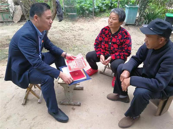 秦景华（左）陪群众唠家常问需求