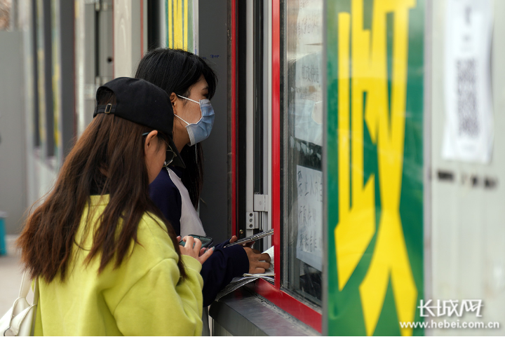 在华北理工大学轻工学院，学生正在邮政校园综合服务中心领取快递。邢丁 摄