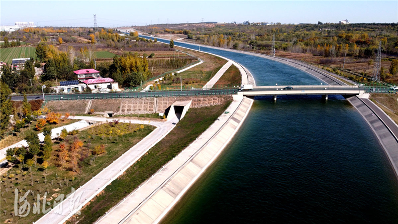 2020年11月2日，在蓝天白云映衬下，南水北调中线工程河北邢台境内，缓缓流淌的渠水与两岸五彩斑斓的景观，构成一幅美丽的画卷。