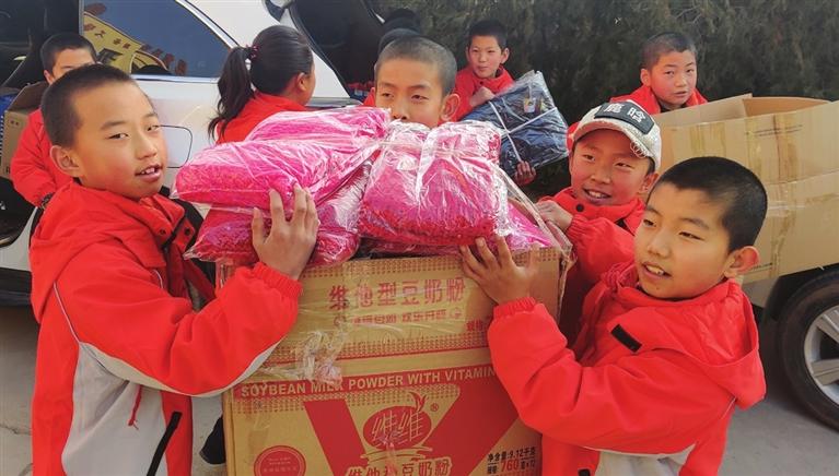 孩子们帮忙搬运爱心物资