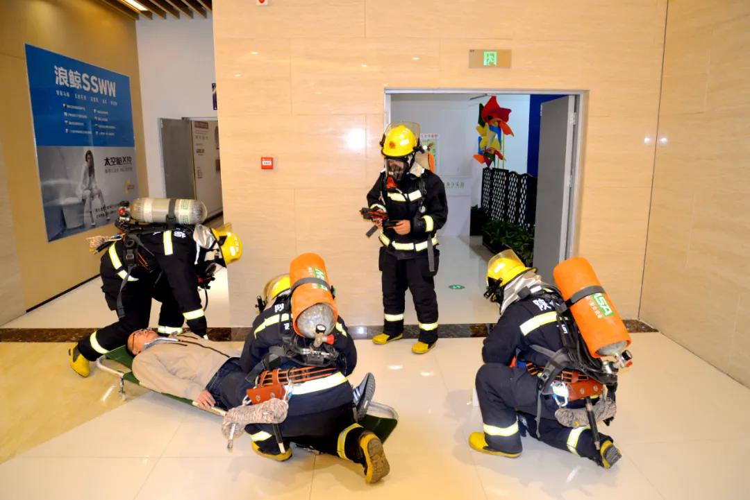 消防员正在对一名伤员进行救助